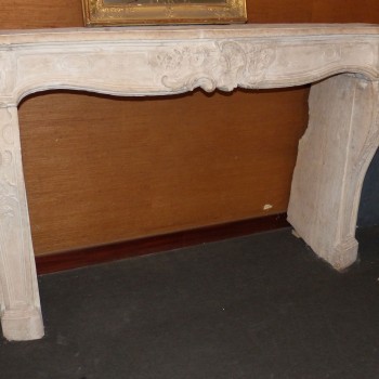 Cheminée en pierres blanches de Bourgogne époque Régence 18ème Longueur 1,90 m x 1,21 hauteur