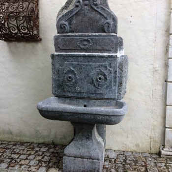 Fontaine en marbre 18ème et paire de pots sur socle en pierre