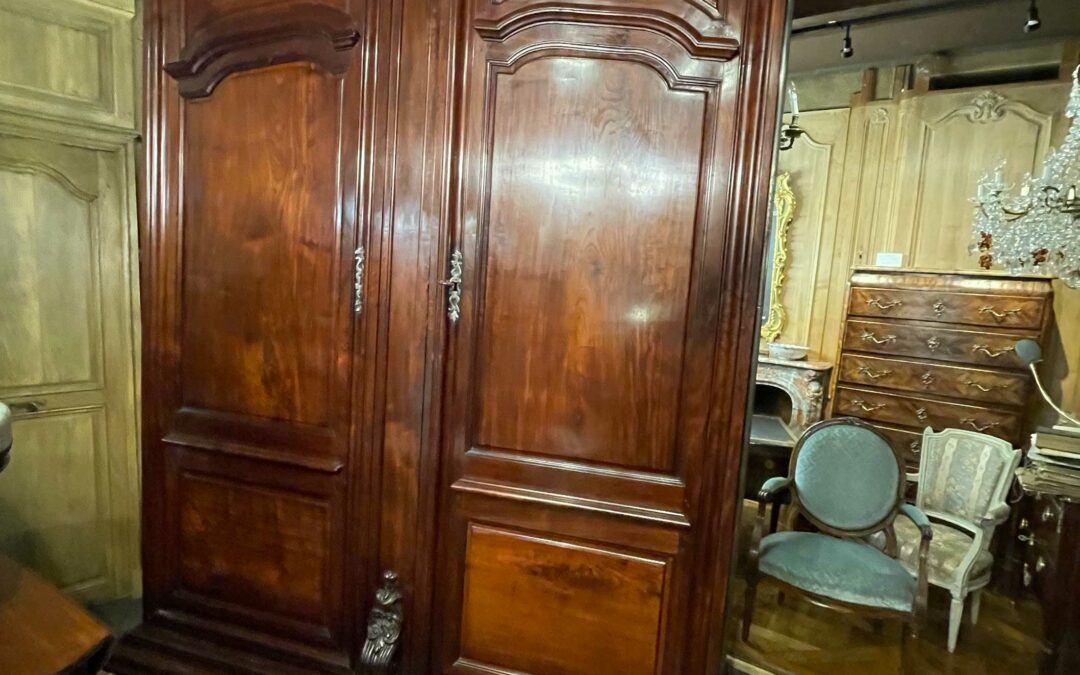Armoire de château bordelaise en acajou 18ème siècle