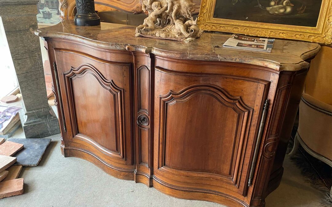 Buffet de boiserie galbé 18ème siècle, dessus en marbre