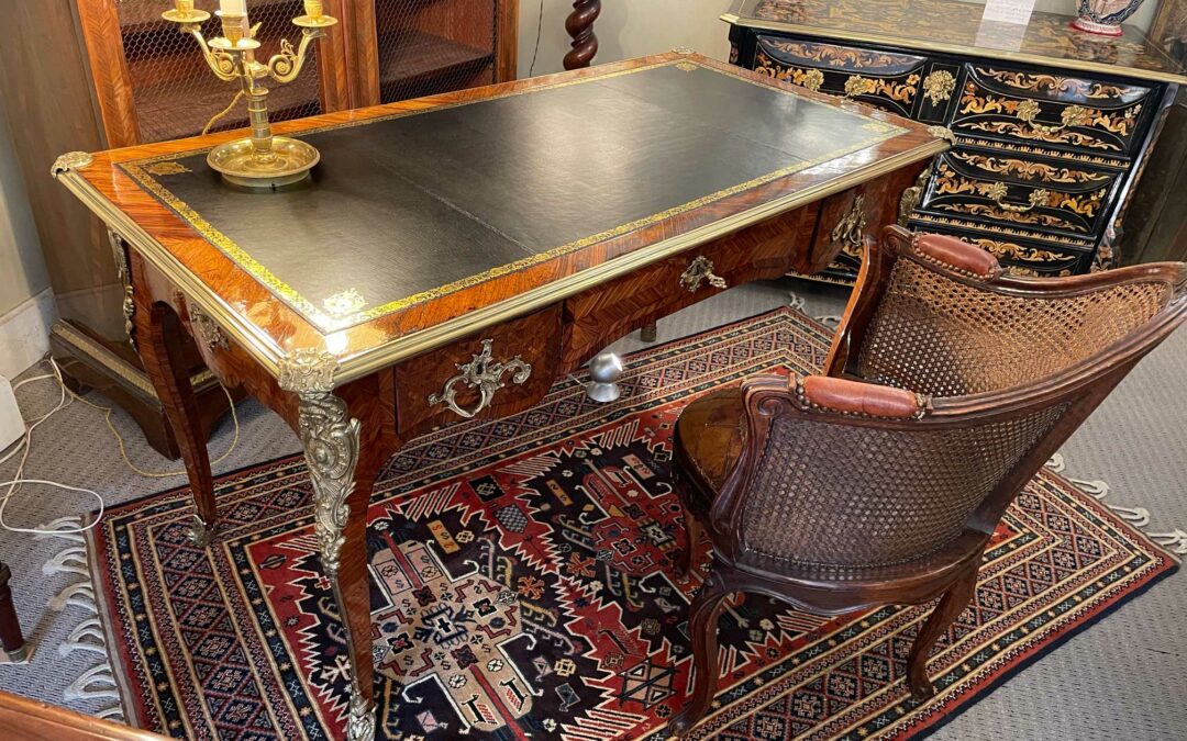 Bureau d&rsquo;époque régence vers 1725 en bois de violette