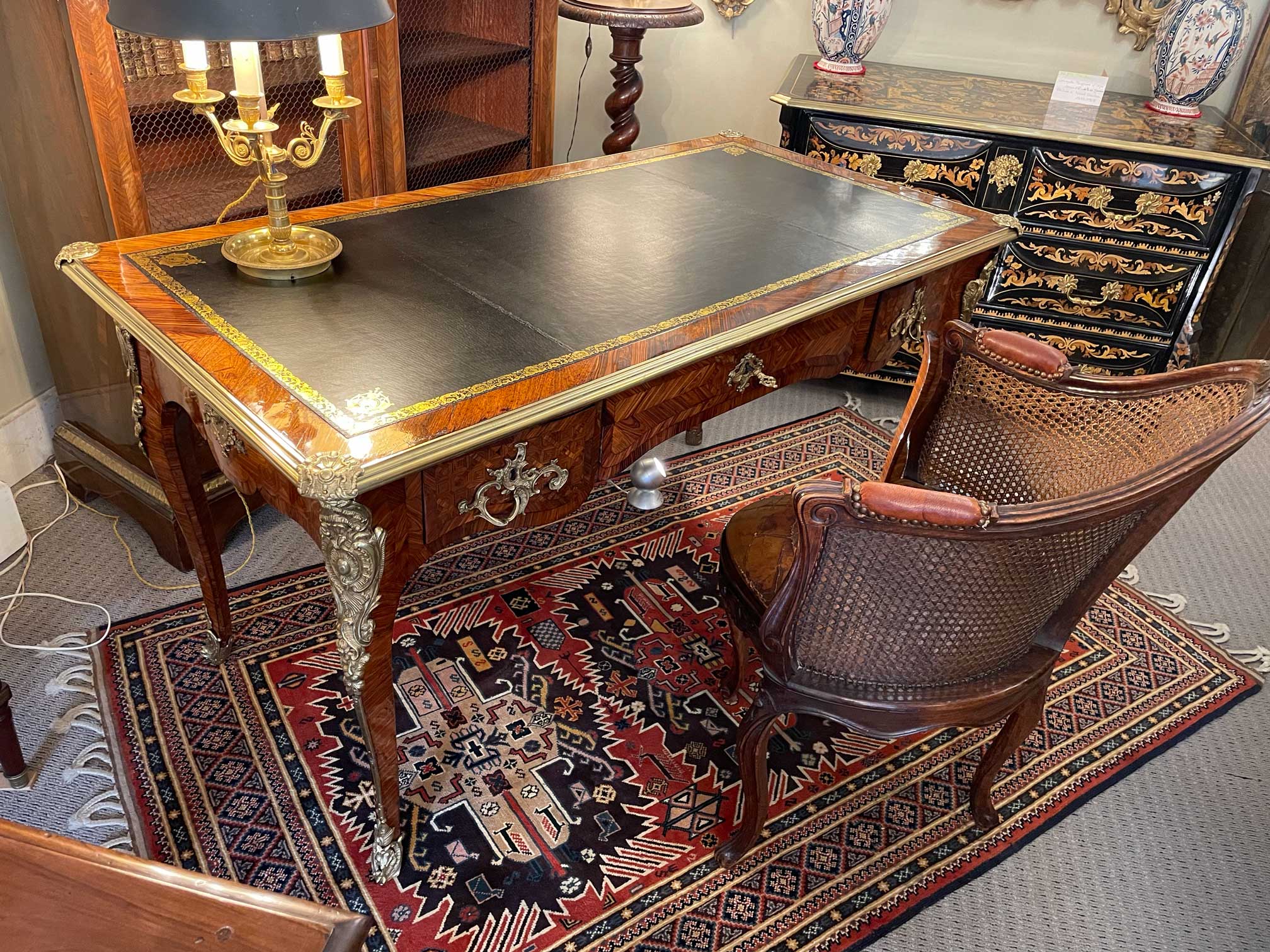 Bureau d'époque régence vers 1725 en bois de violette