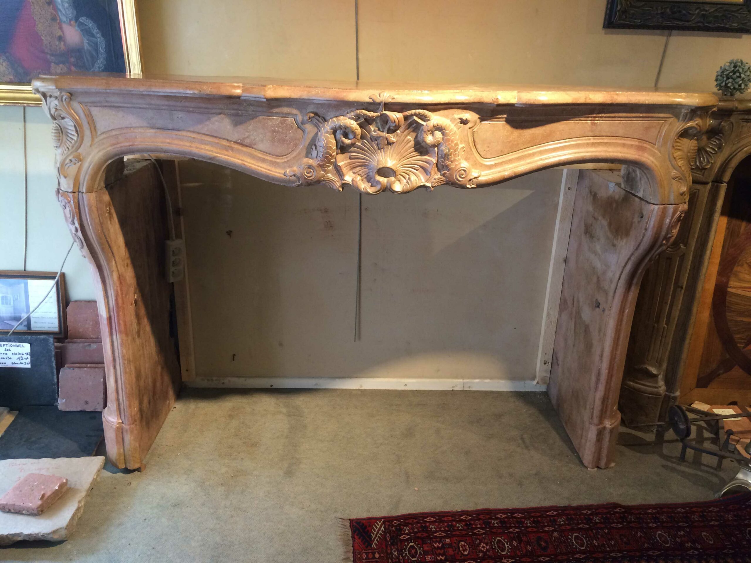 Cheminée de collection en pierre de Bourgogne - L175cm, époque Régence