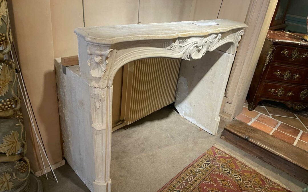 Cheminée Louis XV en pierre blanche de Bourgogne 18ème siècle – L158cm