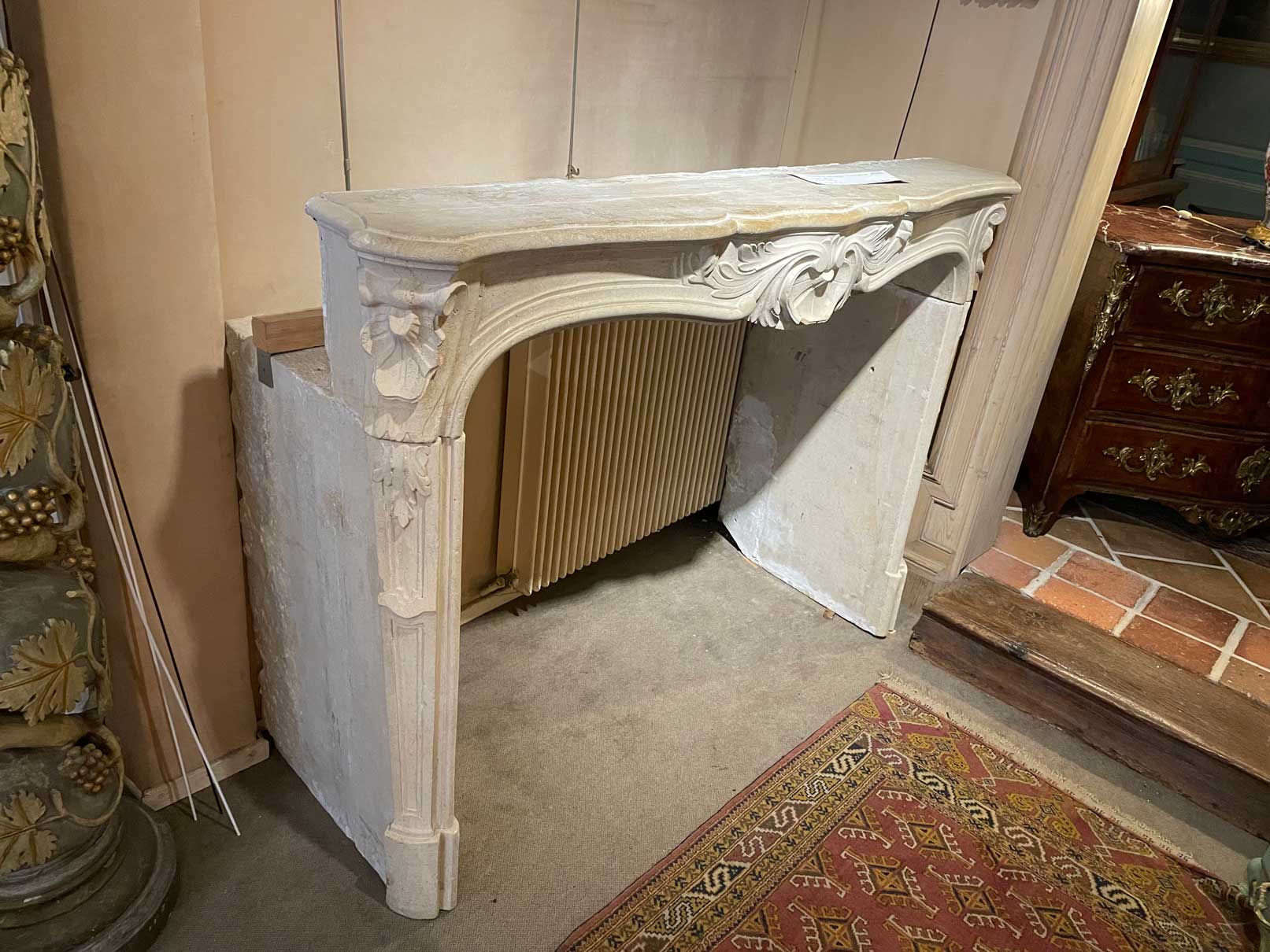 Cheminée Louis XV en pierre blanche de Bourgogne 18ème siècle - L158cm