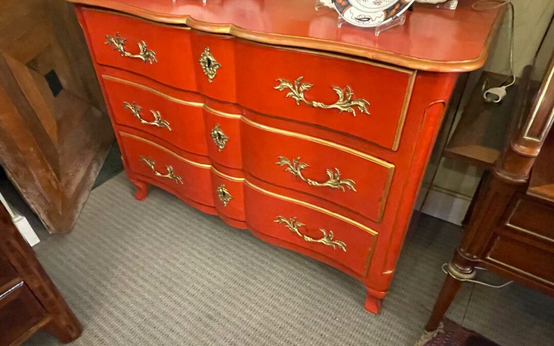 Commode en bois naturel 18ème siècle, peinture ancienne – La Rochelle