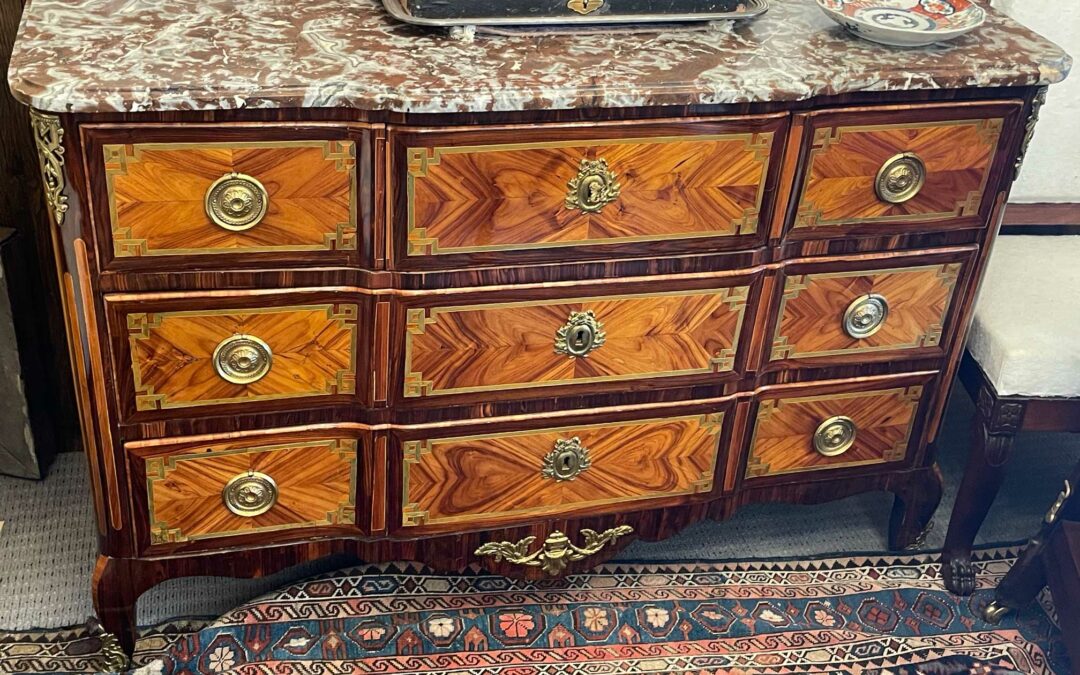 Commode Louis XVI à ressaut