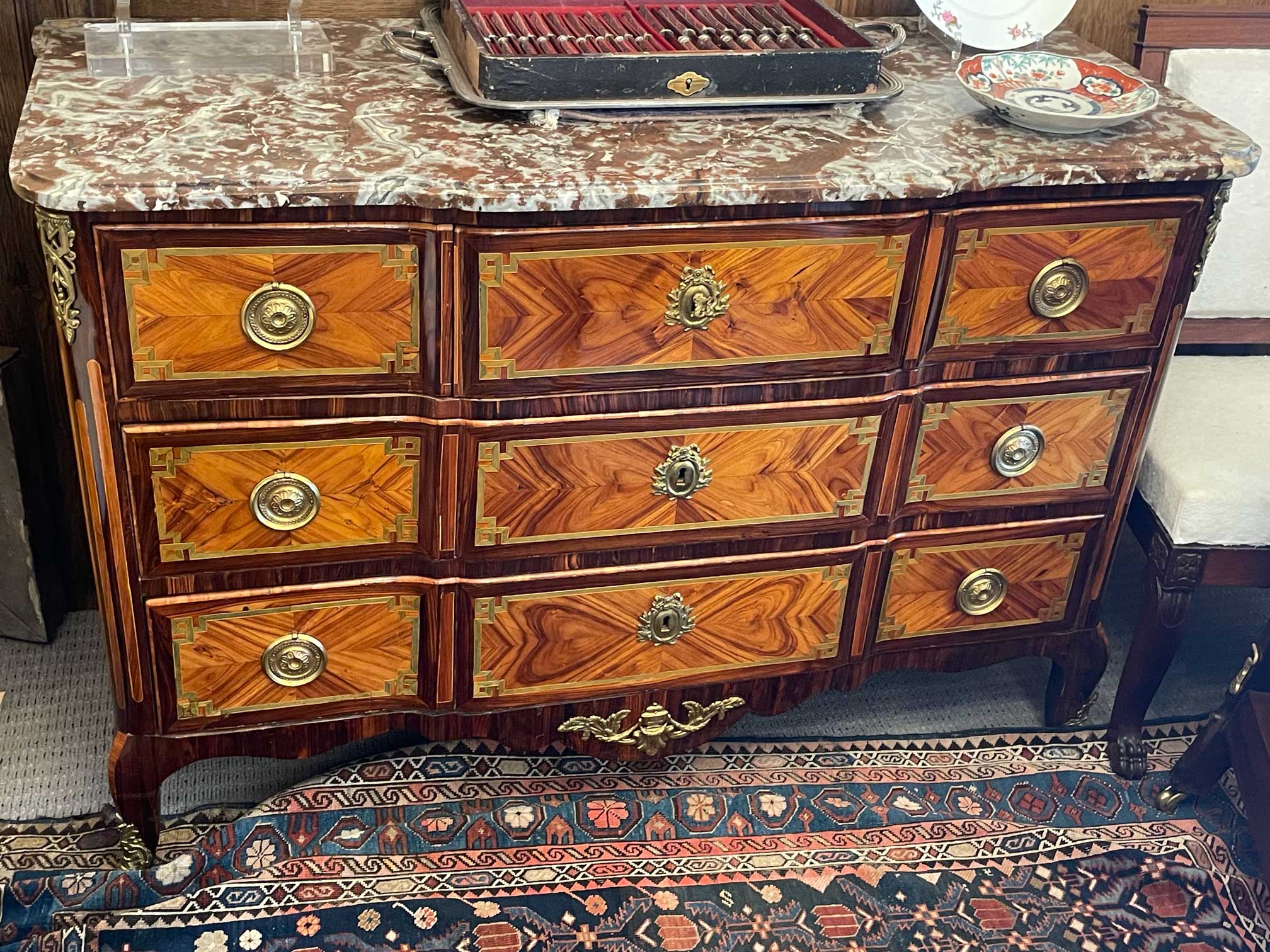Commode Louis XVI à ressaut