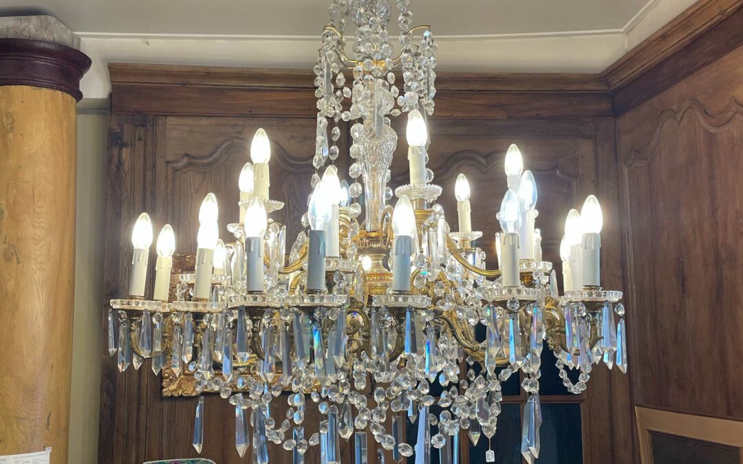 Grand choix de lustrerie ancienne entièrement restauré