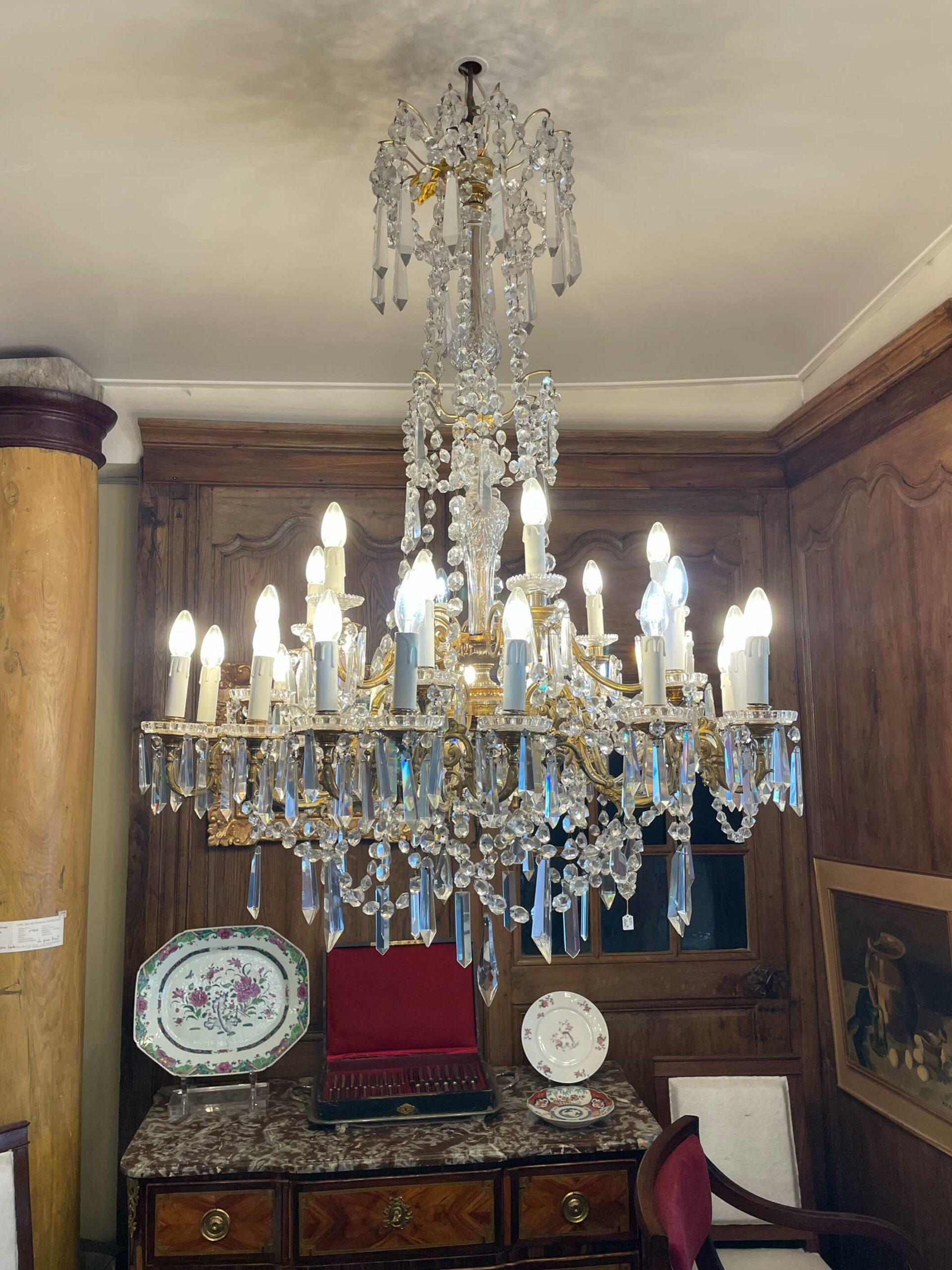 Grand choix de lustrerie ancienne entièrement restauré