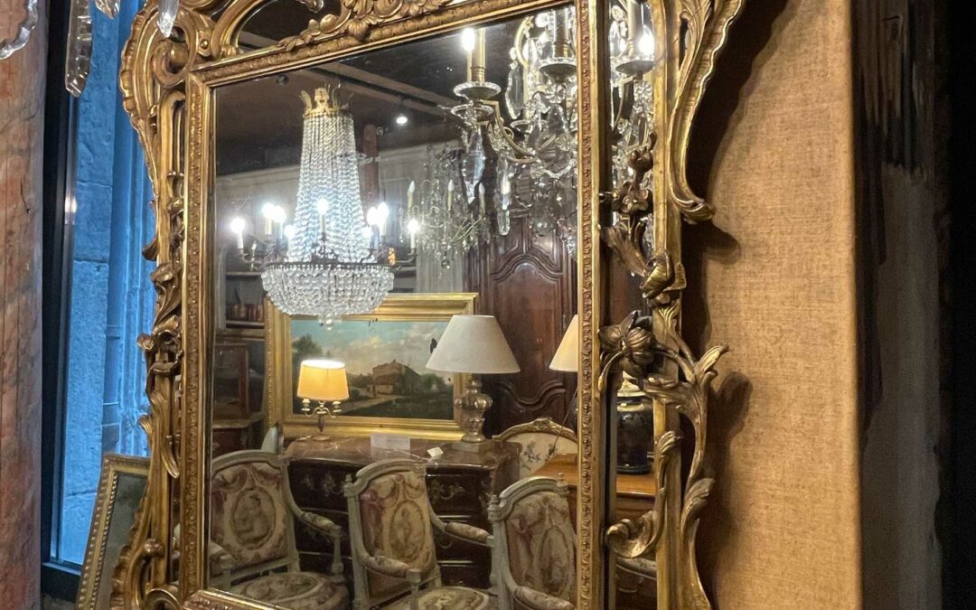 Miroir de style Louis XV 19ème siècle en bois doré