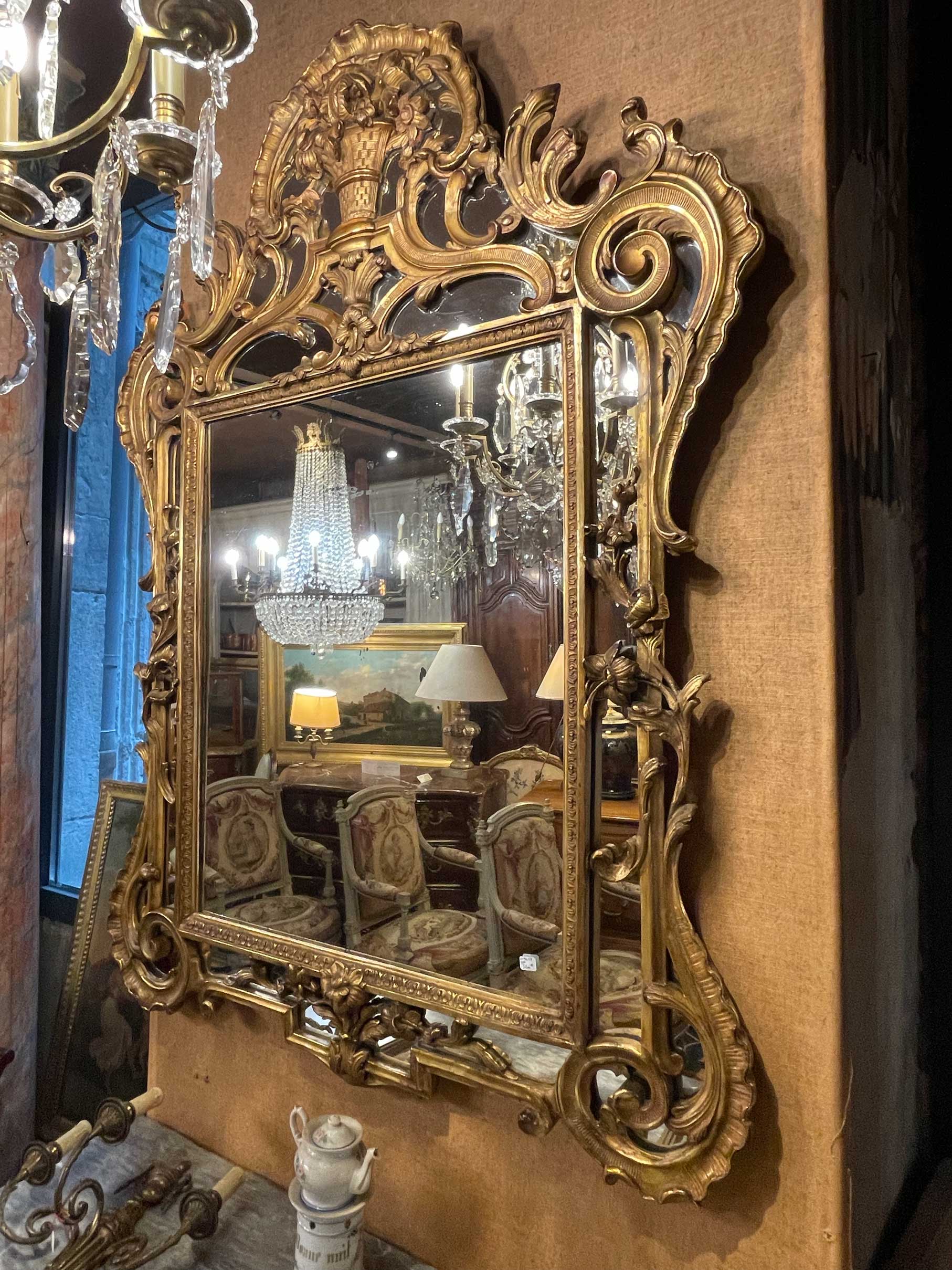 Miroir de style Louis XV 19ème siècle en bois doré