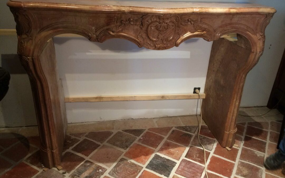 Très belle cheminée Louis XV en pierre de Bourgogne 18ème siècle – L170cm