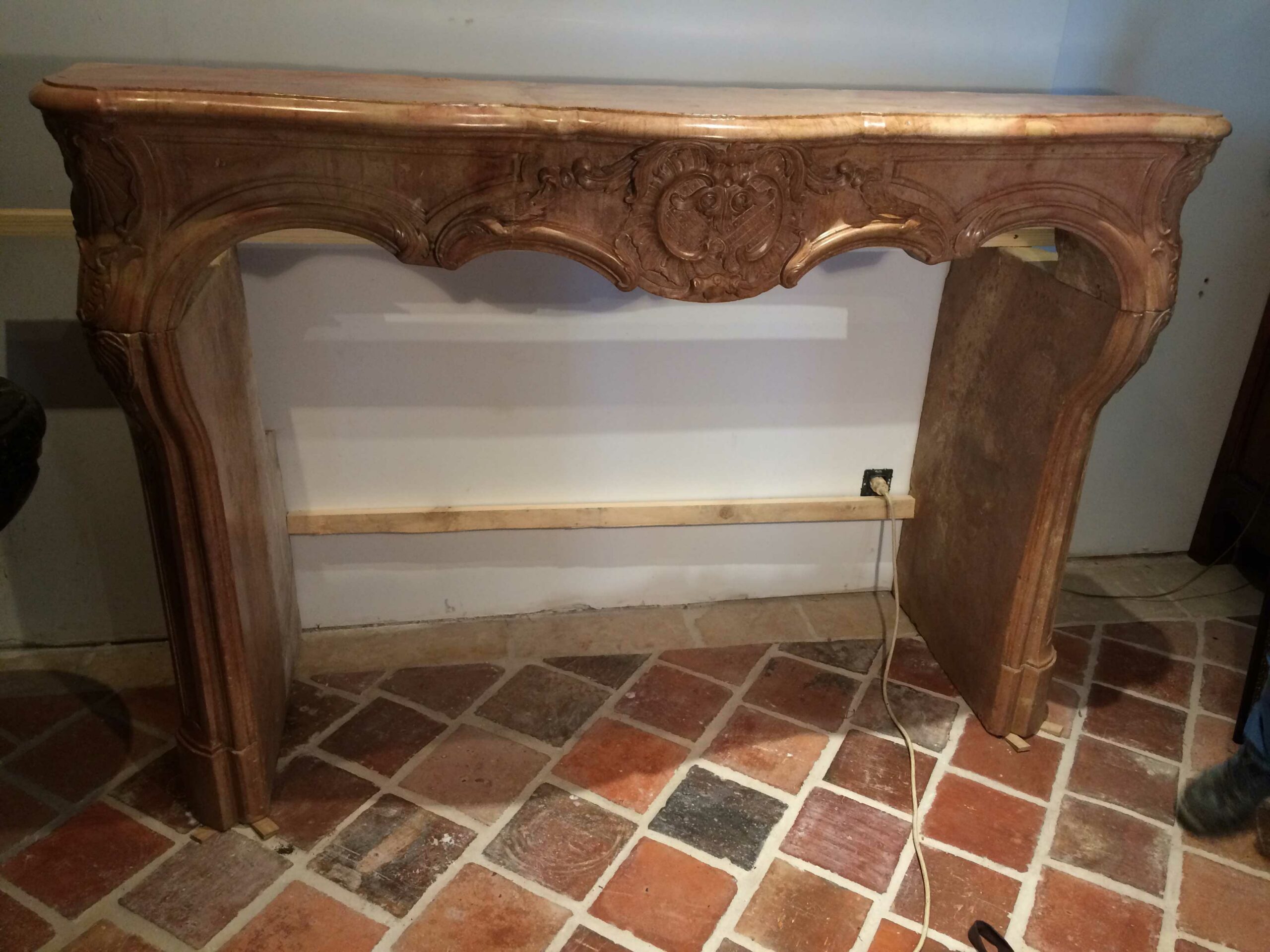 Très belle cheminée Louis XV en pierre de Bourgogne 18ème siècle - L170cm
