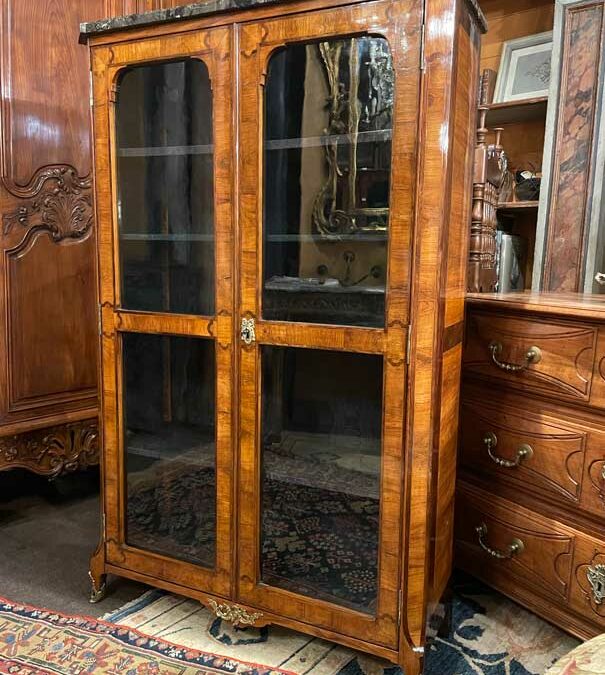 Très jolie vitrine Louis XVI 18ème siècle marqueterie