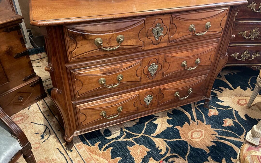 Commode Mazarine fin 17ème siècle en bois naturel